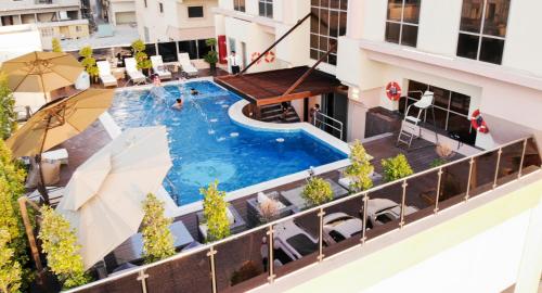 een uitzicht over een zwembad op een gebouw bij Royal View Hotel in Ras al Khaimah