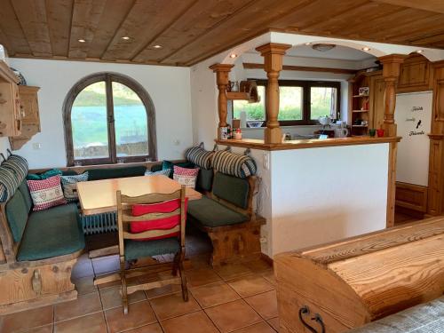 cocina y comedor con mesa y sillas en Ferienhaus Sonnleiten en Walchsee