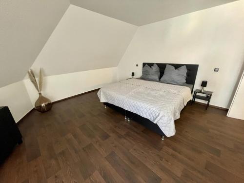 En eller flere senge i et værelse på Ferienwohnung Augenblick - Stylisches Apartment in der besten Altstadtlage von Erfurt