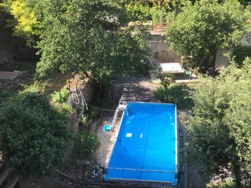 - une vue sur la piscine bleue dans le jardin dans l'établissement Cévennes Bessegeoises, à Bessèges