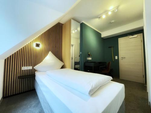 Tempat tidur dalam kamar di Hotel Xenia Flensburg