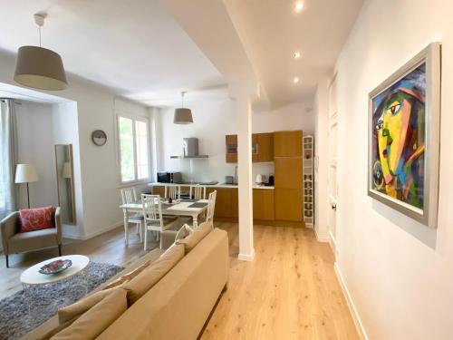 un salon avec un canapé et une salle à manger dans l'établissement Stylish two-bedroom apartment -StayInAntibes - 5 Soleau, à Antibes