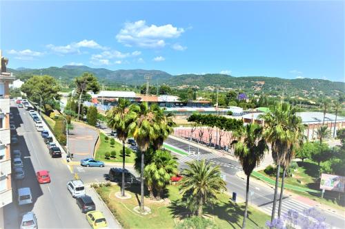 - une vue aérienne sur une rue de la ville bordée de palmiers dans l'établissement Gran Hotel Toledo, à Onda