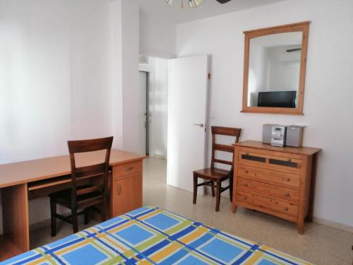 1 dormitorio con escritorio, 1 cama y espejo en Unifamiliar adosada con 3 dormitorios y 110m2, en Ronda