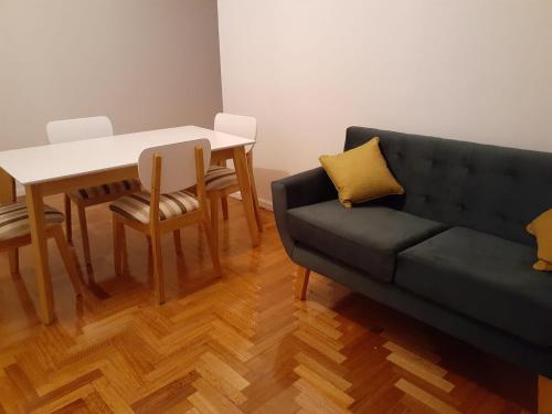 Barracas 3 ambientes في بوينس آيرس: غرفة معيشة مع أريكة وطاولة