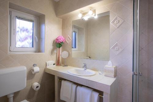 Bilik mandi di House Klasika - Adults Only