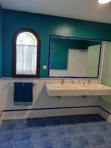 a bathroom with two sinks and a large mirror at Villa Coral in Corralejo