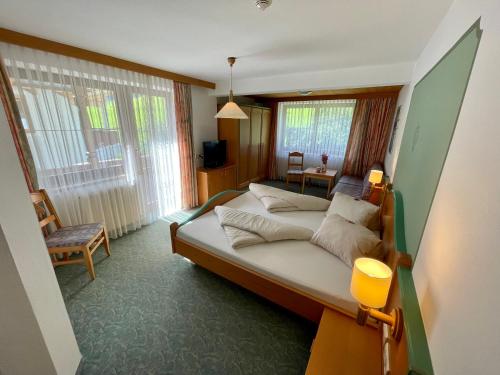 Postel nebo postele na pokoji v ubytování Hotel Gasthof Stoanerhof