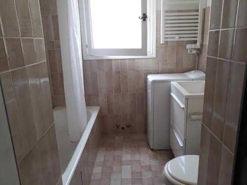 La salle de bains est pourvue d'une baignoire, de toilettes et d'une fenêtre. dans l'établissement Beauty, à Saint-Jean-Cap-Ferrat