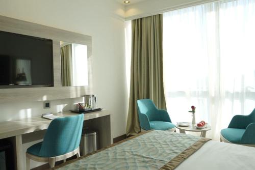 Кровать или кровати в номере Noor Land Hotel