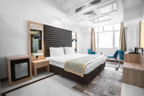 Кровать или кровати в номере Noor Land Hotel