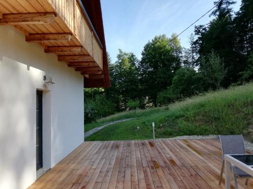 una terraza de madera con vistas a un campo en Bioferienhaus Muster - Dominkusch en Pössnitz