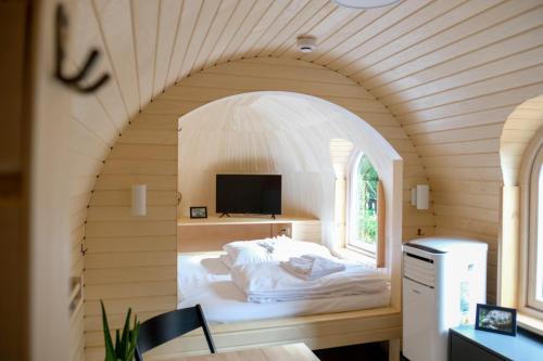 Un dormitorio con un arco y una cama. en Tortuga - einfach anders! en Landau in der Pfalz