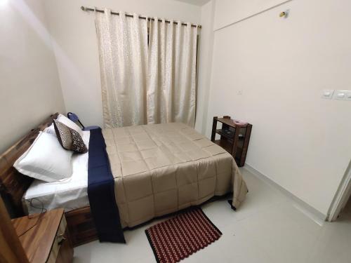 Кровать или кровати в номере Tata Housing -Garden & pool view-6KM from Airport