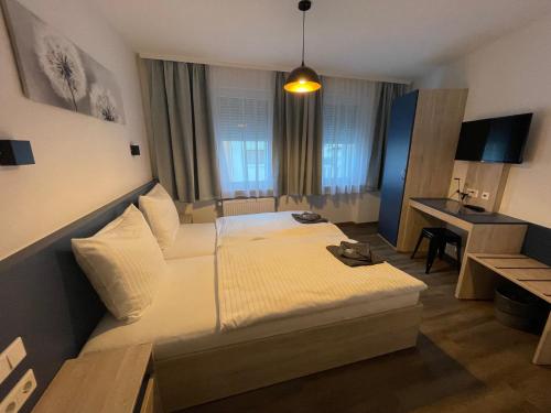 1 dormitorio con cama y escritorio. en Hotel Central City Hbf Nürnberg en Núremberg