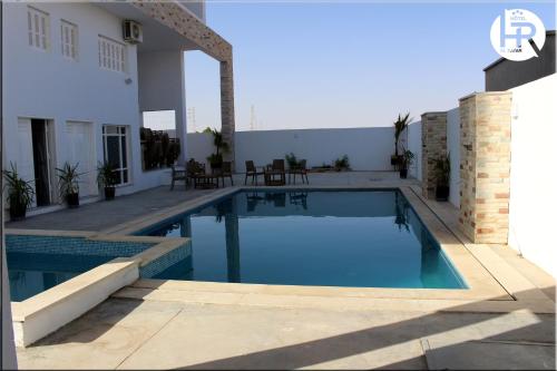 una piscina en el patio trasero de una casa en Hotel al rayan, en Tataouine