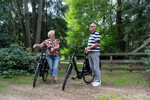 two people standing with their bikes on a trail at Natuurhuisje ‘t Oetzicht in Markelo