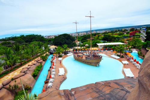 an aerial view of a water park with a pirate ship at Villas diRoma com um dia no Acqua Park, Splash e Slide in Caldas Novas