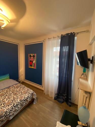 um quarto com uma cama e uma janela em Silvio Pellico em Gorizia