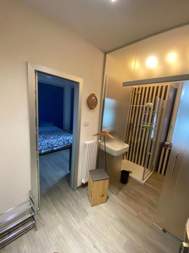 Habitación con 1 dormitorio con 1 cama y 1 mesa. en Silvio Pellico en Gorizia