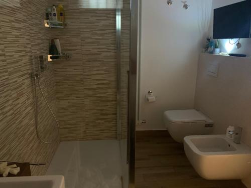 uma casa de banho com um chuveiro, um WC e um lavatório. em Interno5 em Bari