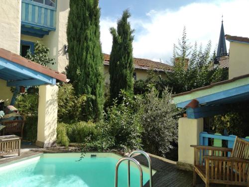 uma piscina no quintal de uma casa em Chez Gillou em Boën