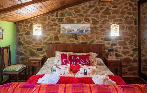En eller flere senger på et rom på Gorgeous Home In La Acea De La Borrega With Kitchen