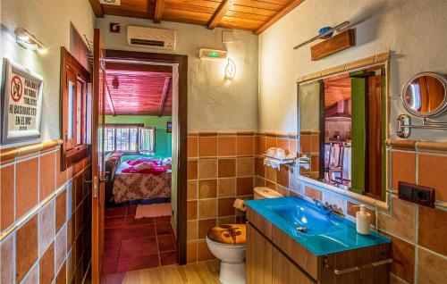 y baño con lavabo azul y aseo. en Awesome Home In La Acea De La Borrega With House A Panoramic View en La Acena de la Borrega