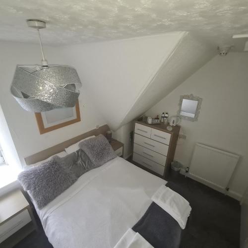 מיטה או מיטות בחדר ב-Glenmoore Guest House
