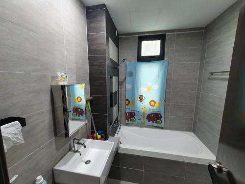 y baño con bañera, lavamanos y ducha. en JB Perling New Cozy Studio en Johor Bahru