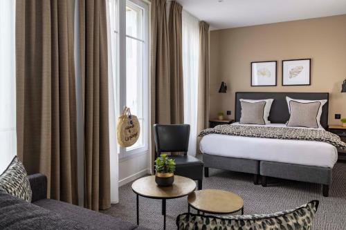 Ένα ή περισσότερα κρεβάτια σε δωμάτιο στο Hôtel Le Fer à Cheval
