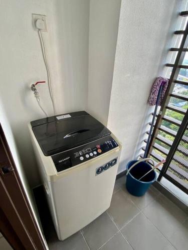 een kleine kachel in een hoek van een keuken bij RM100 ONLY @ Landmark Residence 2, Budget Stay, Near CherasBalakongC180 in Kajang