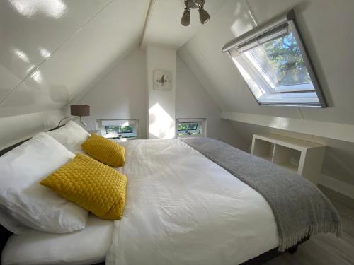 A bed or beds in a room at Cottage Uylenhorst, De Witte Bergen 34