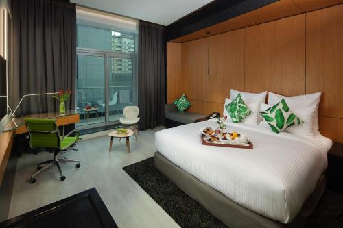 Postel nebo postele na pokoji v ubytování Al Khoory Sky Garden Hotel