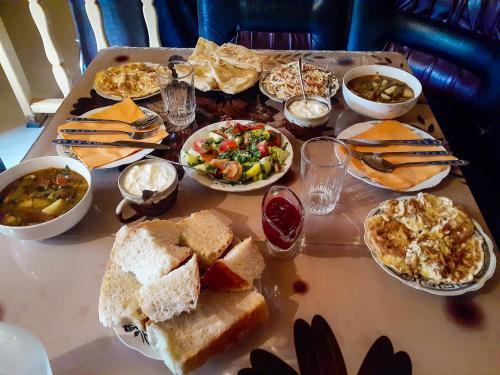 einen Tisch mit vielen verschiedenen Lebensmitteln in der Unterkunft Green House Nakra in Naki