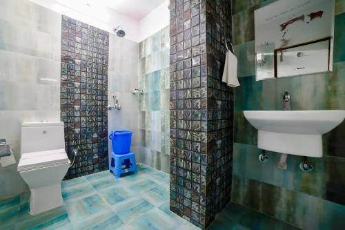 Hotel Castle Inn في أودايبور: حمام مع حوض ومرحاض