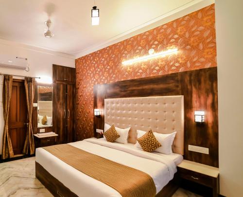 Hotel Castle Inn في أودايبور: غرفة نوم بسرير كبير في غرفة