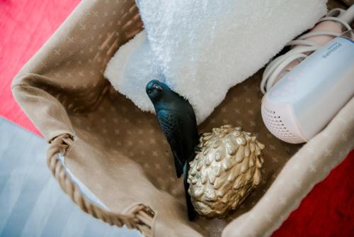 a small bird is sitting in a basket at บ้านคุณพระ แอท โกเตง in Surat Thani