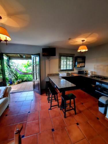 a kitchen with a table and chairs in a room at Cabañas San Miguel in Alto Boquete