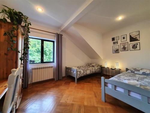 Posteľ alebo postele v izbe v ubytovaní Apartamenty pod Holicą