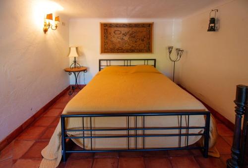 Voodi või voodid majutusasutuse 3 bedrooms house with shared pool garden and wifi at Porto de Mos toas