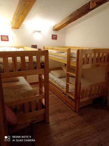 - une chambre avec 3 lits superposés dans l'établissement Logis Saint Roch, à Saint-François-Longchamp