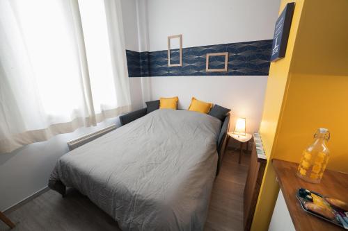 オルレアンにあるPRESTIGELOC Studio Cosy Place du Martroi Orléansの小さなベッドルーム(ベッド1台、窓付)