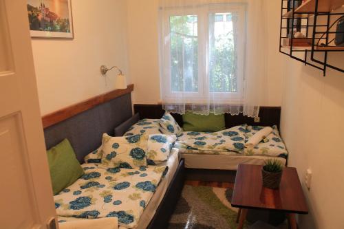 A bed or beds in a room at Önálló nyaraló Balatonszárszón