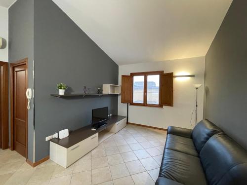 a living room with a couch and a television at Pauli'S Holiday House in Monserrato