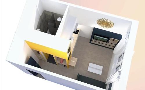 d'un salon avec un comptoir jaune. dans l'établissement PRESTIGELOC - Studio Calme, 1er Emplacement - Place du Martroi, Idéal Pro, à Orléans