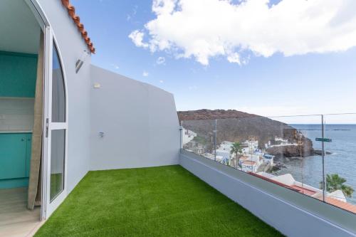 a balcony with a view of the ocean at El encanto in Gando