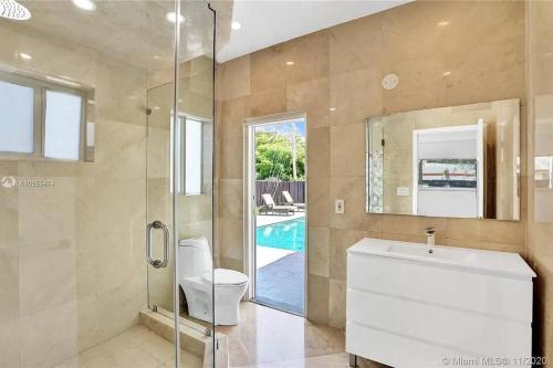 ein Badezimmer mit Toilette, Dusche und Waschbecken in der Unterkunft Pool Villa in Miami