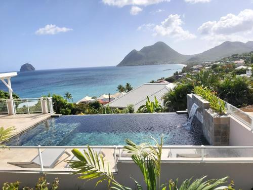 una piscina con vista sull'oceano di ALIZENZO a Le Diamant