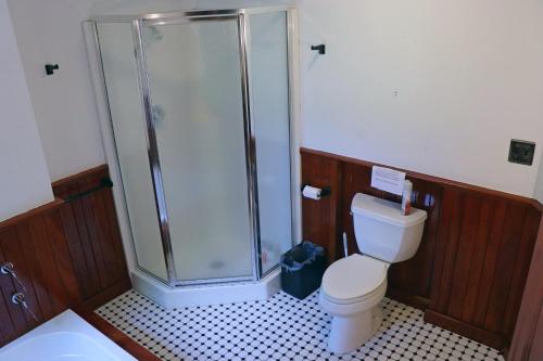 Bilik mandi di Baneberry Meadows B&B